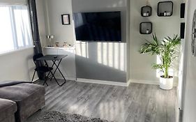 Fantastic Full 3 Bedroom Modern Apartment